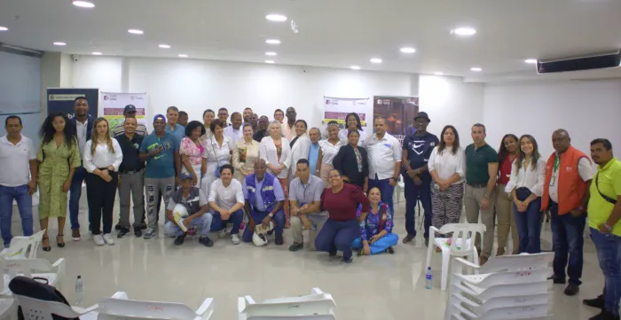  Foto grupal de los representantes de OIT y el Ministerio del Trabajo de Colombia junto con los trabajadores portuarios de Buenaventura.