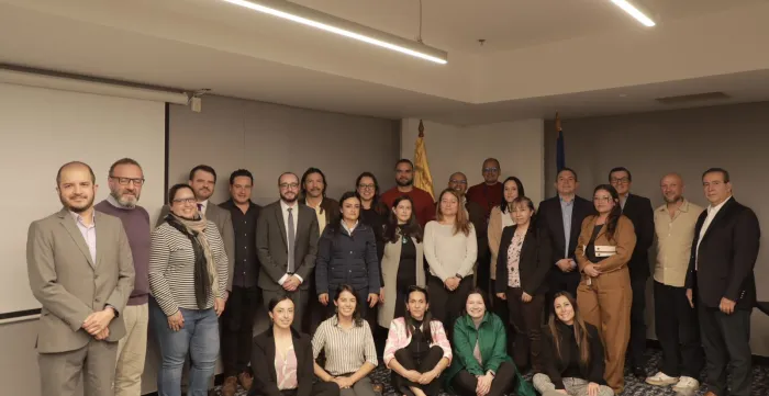 En la imagen se pueden visibilizar los más de 20 asistentes al lanzamiento del proyecto ubicados en dos filas y posando de manera casual para la fotografía institucional del evento.