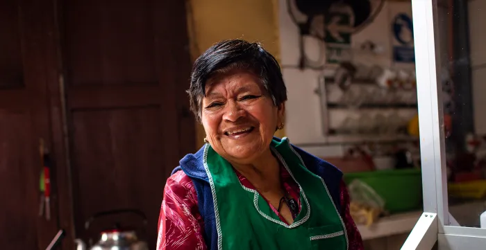 Trabajadora de mercado de abastos en Perú