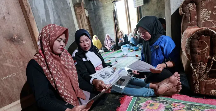 Women sitting on the floor discussing