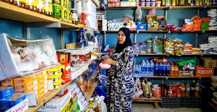 Portrait de Fatima Laanieg dans son épicerie au Maroc. (2025)