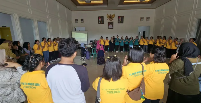 A group of people standing in circle