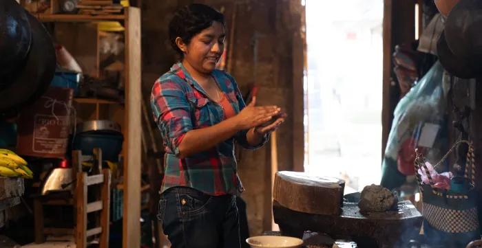 Fotografía de mujer joven: Briseida es caficultora y presidenta de una cooperativa de café dirigida por mujeres en Veracruz, México.