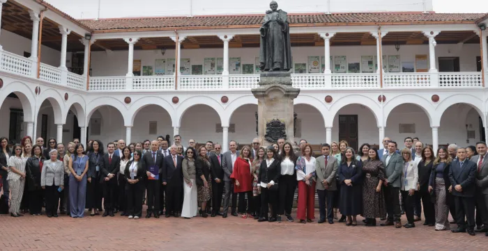 Foto grupal de actores institucionales, panelistas y participantes del curso en la jornada de apertura del curso sonriendo a la cámara en la plazoleta de la Universidad del Rosario.