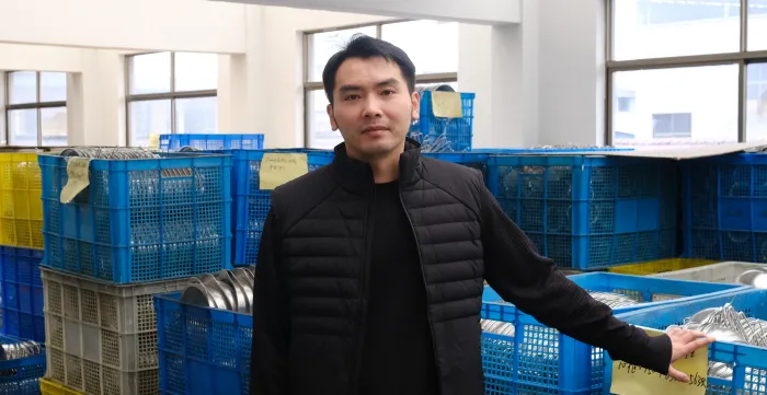 Portrait de Ying Changbin dans son entreprise de fabrication d’ustensiles de cuisine à Yongkang, dans la province du Zhejiang. (Yongkang, Chine, 2025)
