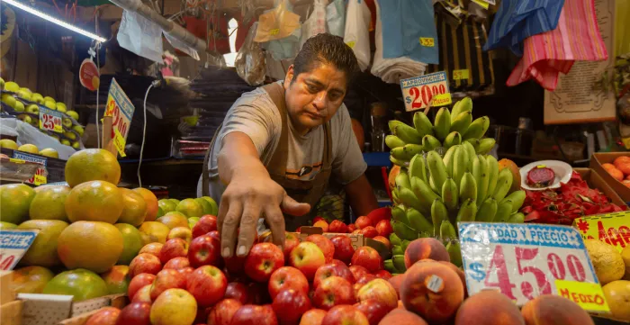 Vendedor de frutas en mercado de México.