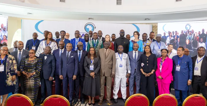 Photo de groupe des hauts responsables gouvernementaux, partenaires sociaux et partenaires techniques participant à l’atelier régional du RAFPRO sur l’intelligence artificielle et la formation professionnelle, à Abidjan.
