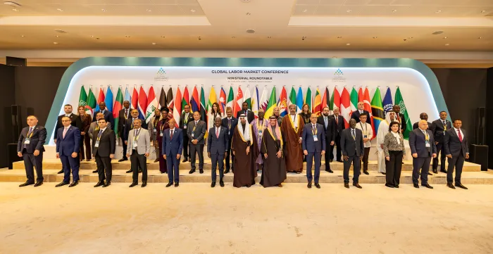 المدير العام لمنظمة العمل الدولية جيلبرت ف. هونغبو إلى جانب وزير الموارد البشرية والتنمية الاجتماعية السعودي ووزراء آخرين مشاركين في المؤتمر العالمي لسوق العمل في الرياض.26/01/2026