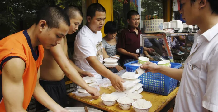 Cliente comprando arroz en un puesto callejero en la ciudad de Chengdu, China.
