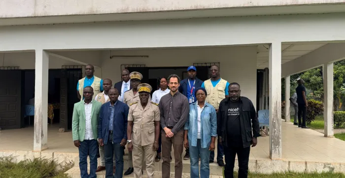 Les membres de la mission de haut niveau dans la Nawa posent aux côtés du corps préfectoral lors de la visite des résultats du programme ENACTE.