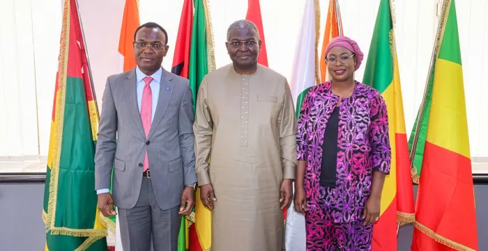 Coffi Dominique Agossou et Ndeye Coumba Diop, responsables de l’Organisation internationale du Travail, posent aux côtés du Président de la Commission de l’UEMOA lors d’une rencontre officielle à Ouagadougou