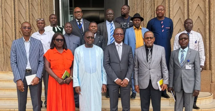 Photo de groupe des participants à la conférence-débat de haut niveau organisée à Bangui pour la Journée mondiale de la justice sociale.