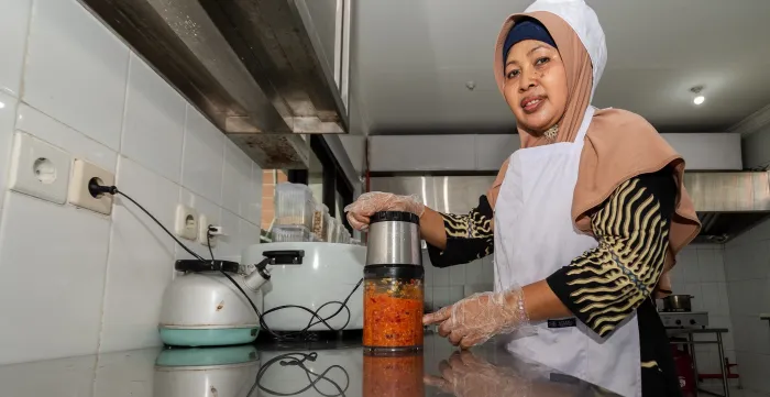Guesthouse female cooker