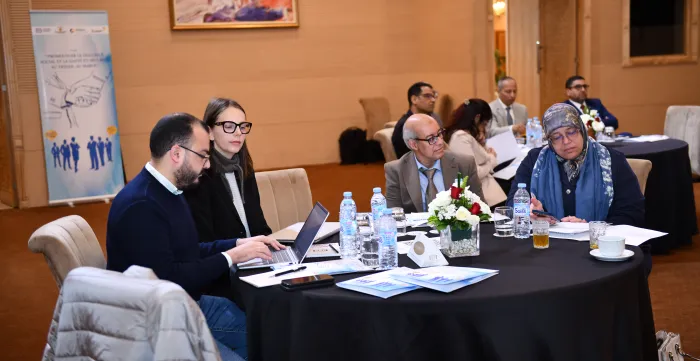 Participants en groupe de travail lors d’un atelier DIASOSSEC au Maroc, échangeant autour de documents.