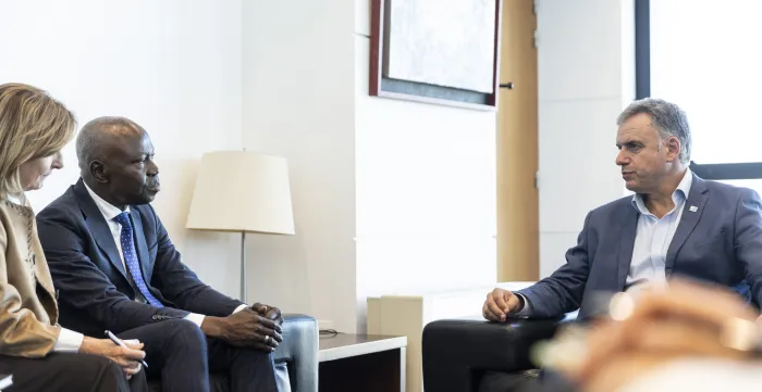 El Director General de la OIT conversa con el Presidente de la República de Uruguay, Yamandú Orsi