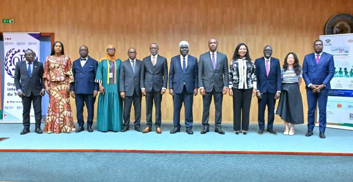 Photo de famille des officiels autour du Premier Ministre Robert Beugré Mambé, lors du lancement du Système d'information sur le marché du travail (SIMT).