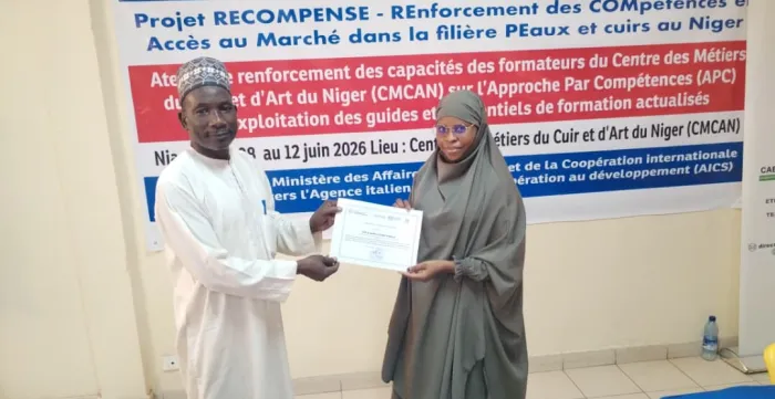 Nafissatou Elh Laminou, formatrice en tannerie, reçoit son certificat, marquant le renforcement de ses compétences pour mieux répondre aux besoins du marché du travail
