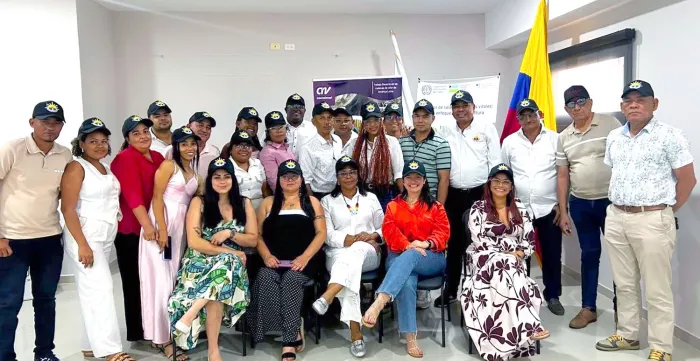 Grupo de personas compuesto por 12 mujeres y 12 hombres posando para la fotografía de cierre del programa