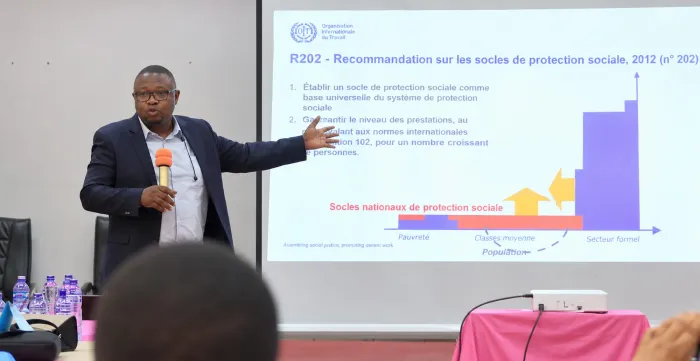 Un intervenant présente aux participants la recommandation de l’OIT sur les socles de protection sociale lors de l’atelier à Kinshasa.