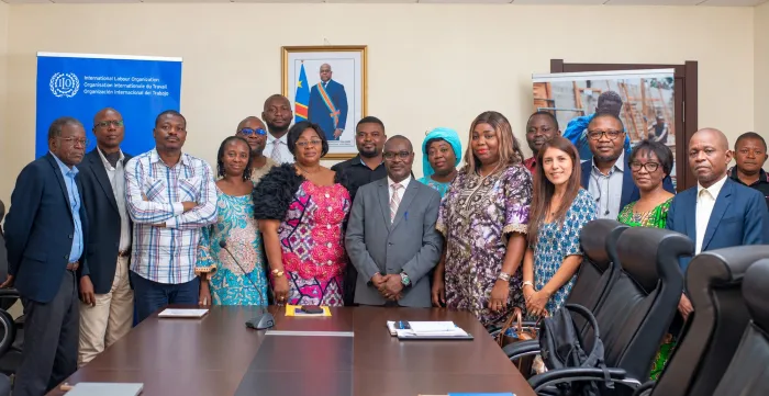 Des représentants des ministères concernés et des organisations d’employeurs et de travailleurs réunis pour une photo de groupe à Kinshasa.