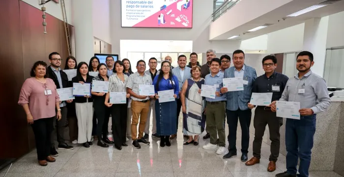 Grupo de asesores de Tu Empresa posa con certificados tras capacitación sobre digitalización responsable del pago de salarios en Lima.