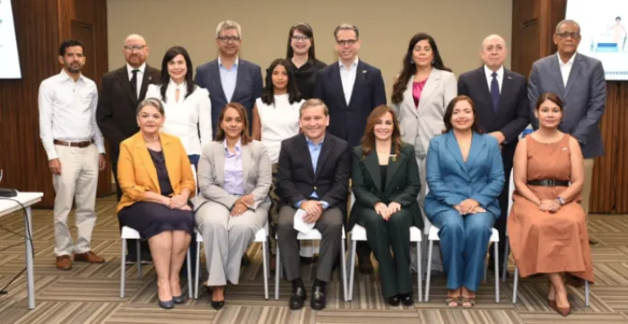 Parcipantes en el foro Foro “Democracia y gobernanza sociolaboral”