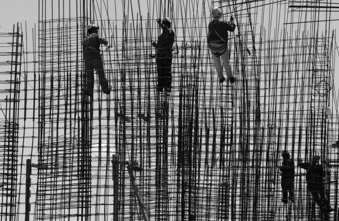 ARGENTINA_trabajadores de la construcción en contraluz