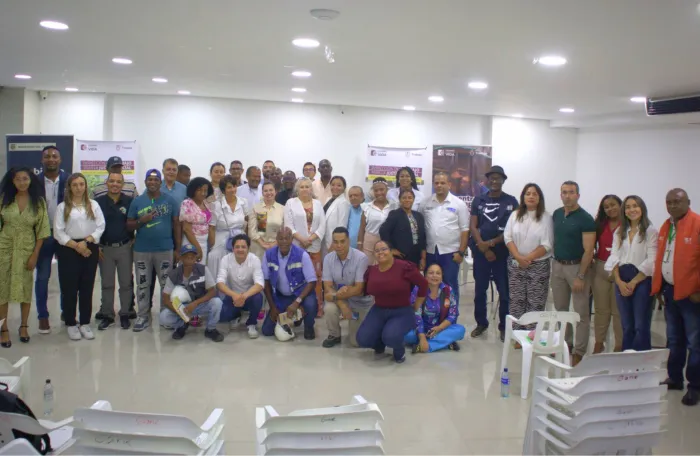  Foto grupal de los representantes de OIT y el Ministerio del Trabajo de Colombia junto con los trabajadores portuarios de Buenaventura.
