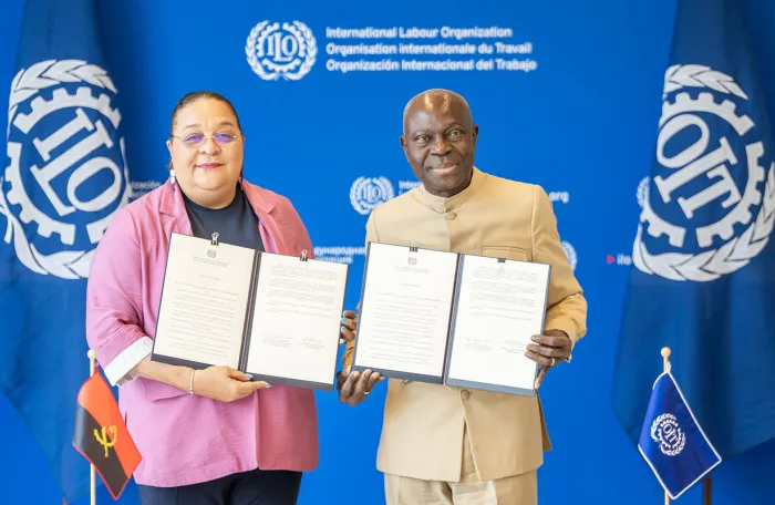 Angola’s Minister of Public Administration, Labour and Social Security, Ms Teresa Rodrigues Dias, presents the instruments of ratification to the ILO Director-General, Gilbert F. Houngbo. Switzerland, 06/2025.