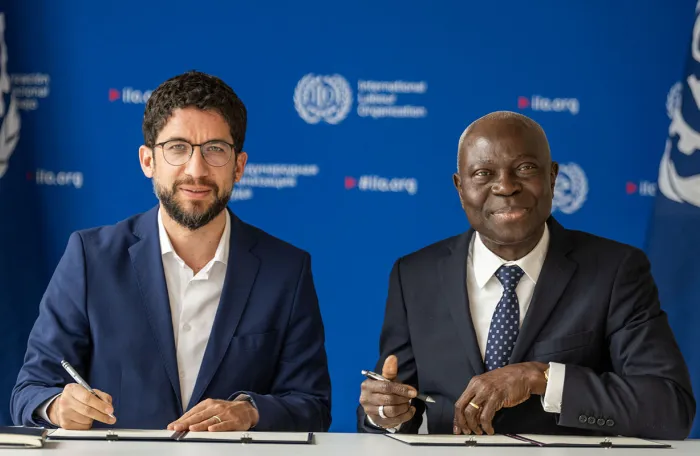 Sr. Giorgio Boccardo, Ministro del Trabajo y Previsión Social de Chile, presenta el instrumento de ratificación del Convenio núm. 155 al Director General de la OIT, Gilbert F. Houngbo. 10 de junio de 2025.  
