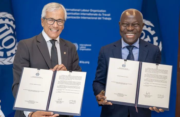 Sr. Juan Castillo, Ministro de Trabajo y Seguridad Social de Uruguay, presenta el instrumento de ratificación del Convenio núm. 187 al Director General de la OIT, Gilbert F. Houngbo. 6 June 2025.