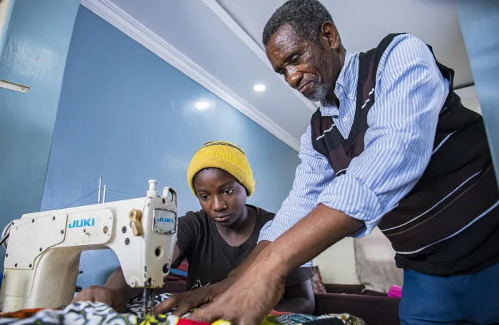 tailoring trainer with a trainee