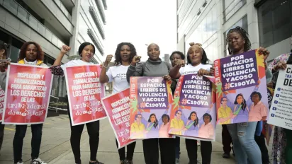 Foto grupal de trabajadoras domésticas remuneradas sosteniendo carteles sobre sus derechos laborales y el Convenio 190