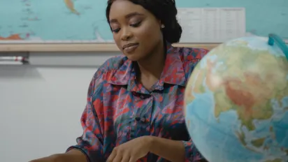 Woman looking at maps stock_2024_en