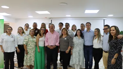 Foto grupal del Comité Regional de la Cadena de Café del Huila con el gobernador del Huila, Luis Enrique Dussan