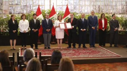 Autoridades peruanas posando con pacto firmado contra trabajo forzoso