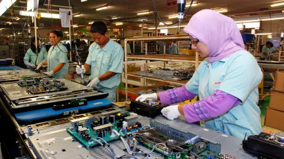 Indonesian workers in the electronics industry-2012