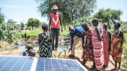 Felix Wuro, FAO agronomist, explains to a group of farmers the use of a solar pump at a farm in Koroti.