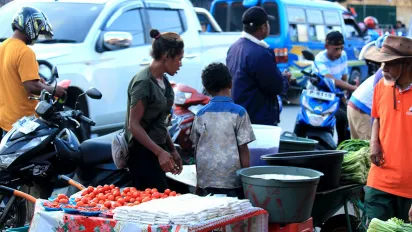 Elizino de Deus and her mother, Tereza Silva Santos, sell vegetables in Dili, Timor-Leste.