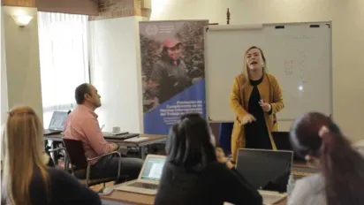 Foto de la expositora del evento haciendo su presentación en plenaria