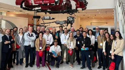 Participantes de actividad de diálogo social y conducta empresarial responsable del proyecto automotriz en Toyota