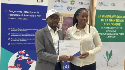 Malika Coulibaly, journaliste à la Radiotélévision Ivoirienne, reçoit son Attestation de participation au Café Médias des mains de Pierre Djè Nguessan, Chargé principal des Programmes au Bureau pays de l'OIT-Abidjan