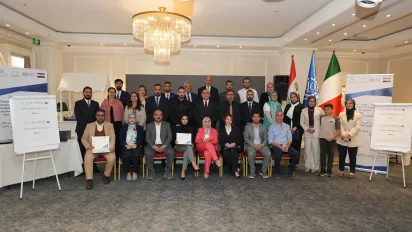 صورة جماعية للمتدربين في الورشة التدريبية تحت عنوان: "جعل التمويل الأخضر الصغير فعالًا: إدارة تنويع المنتجات"، من تنظيم منظمة العمل الدولية. إربيل، العراق. 15 مايو/ أيار 2025