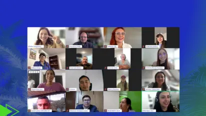 Imagen que muestra a 18 personas participantes de la graduación virtual del programa Palma al día: Asistencia virtual para empresarios.  Varias sonríen a la cámara y el fondo de la imagen combina tonos azul y verde alusivos al sector palmero.