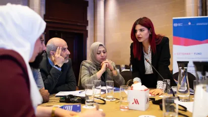 يتبادل المشاركون الأفكار خلال المناقشات الجماعية حول نتائج التقرير 