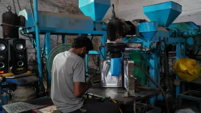 worker at the plastic recycling chain