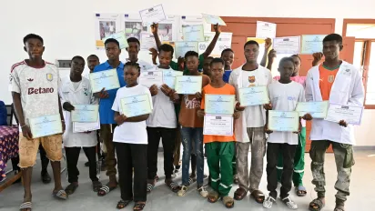 Jeunes anciens travailleurs des enfants, désormais formés, brandissant leurs diplômes, signes qu'ils sont prêts à construire leur avenir professionnel.