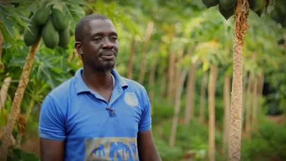 À Sikasso, Mamoutou Coulibaly voit son exploitation transformée grâce au projet An Ka Baara de l’OIT, qui facilite l’accès à des intrants de qualité et à un appui technique de proximité. Résultat : des rendements en hausse, des revenus renforcés et un avenir relancé.