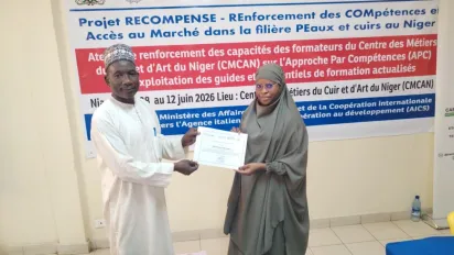 Nafissatou Elh Laminou, formatrice en tannerie, reçoit son certificat, marquant le renforcement de ses compétences pour mieux répondre aux besoins du marché du travail