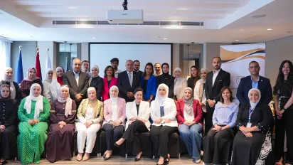 أعضاء لجان المرأة والشباب التابعة للاتحاد، والمدربون، ومسؤولو منظمة العمل الدولية والاتحاد العام لنقابات العمال الأردنية، يلتقطون صورة جماعية خلال دورة تدريبية. عمّان، الأردن - 1/8/2026